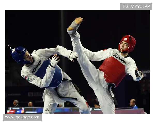 跆拳道世锦赛男子74公斤级半决赛乌兹别克斯坦选手与中立运动员激战正酣